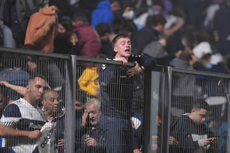 FOTO: El partido fue interrumpido por gases lacrimógenos (Foto: captura de TV)