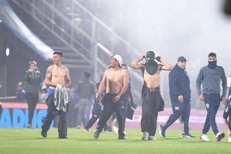 FOTO: El partido fue interrumpido por gases lacrimógenos.