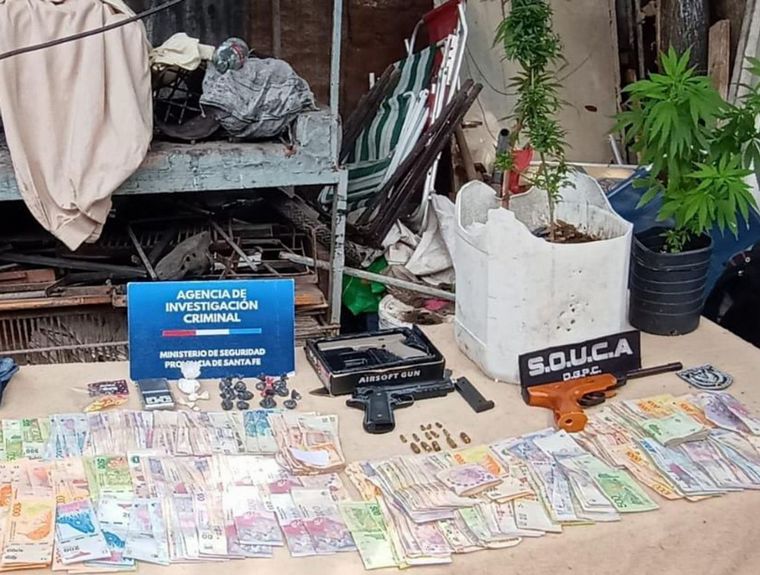 Le incautaron dos réplicas de arma de fuego, la ropa que usó para el hecho y droga.