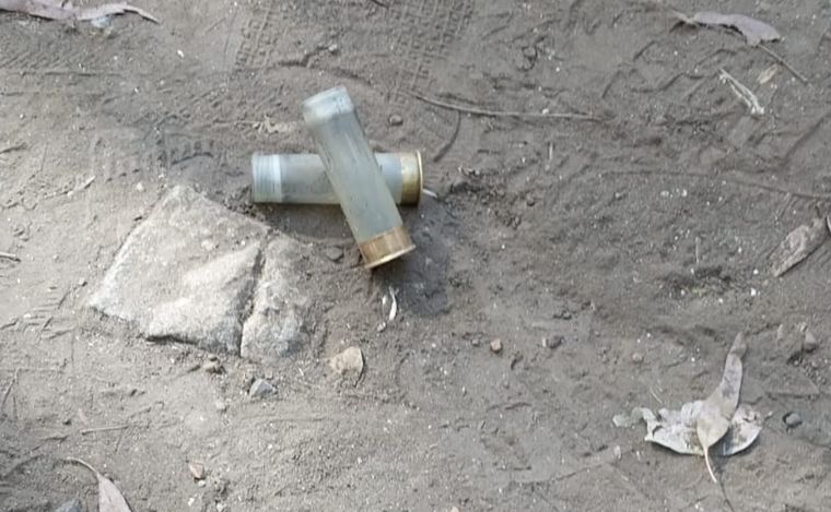 Cartuchos en las inmediaciones, pertenecientes a la Policía.