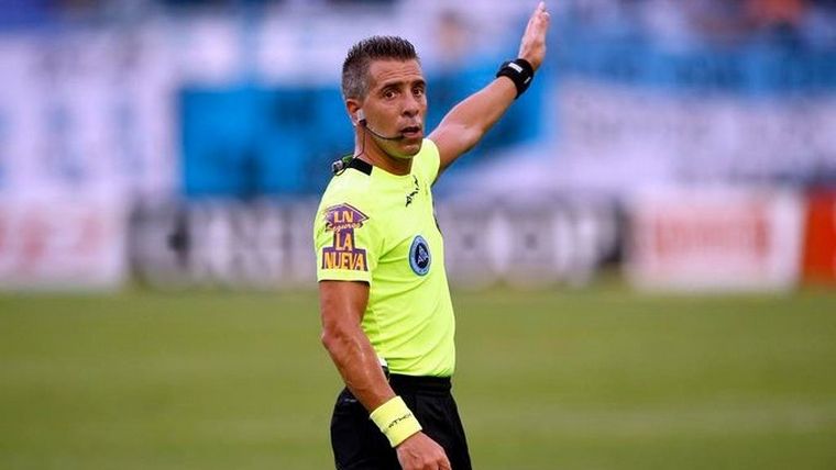 FOTO: Hernán Mastrángelo, el árbitro de Gimnasia-Boca durante los incidentes.