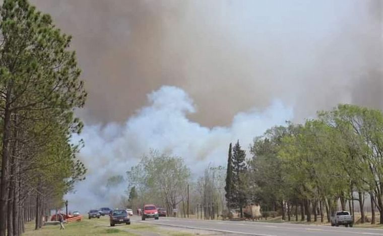 Por los fuertes vientos, las cenizas de los incendios llegan a Córdoba capital.