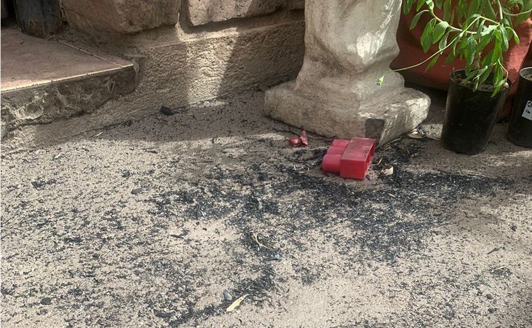 Por los fuertes vientos, las cenizas de los incendios llegan a Córdoba capital.