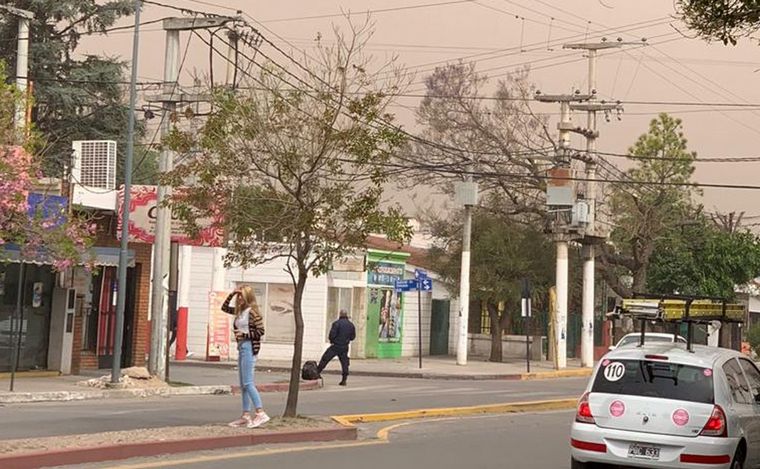 Por los fuertes vientos, las cenizas de los incendios llegan a Córdoba capital.