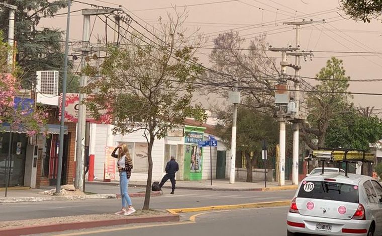 FOTO: Por los fuertes vientos, las cenizas de los incendios llegan a Córdoba capital.