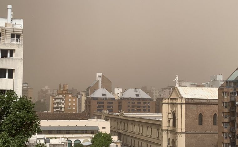 Por el viento, las cenizas de los incendios llegan a Córdoba (Foto: @nahusp21)