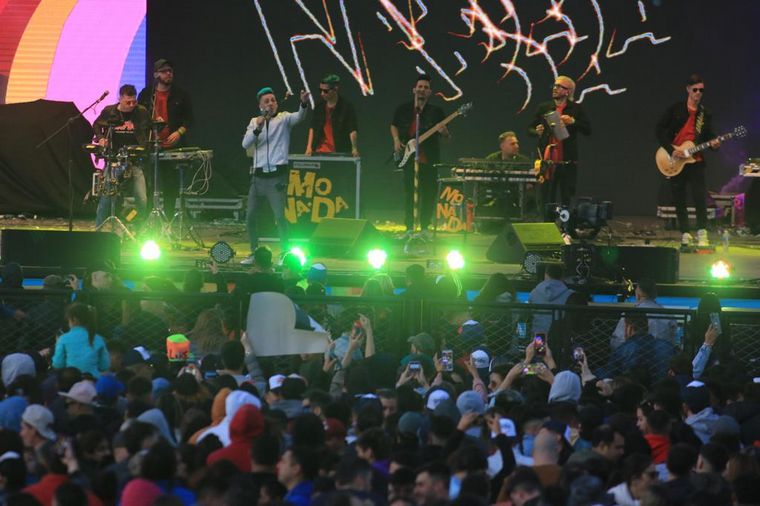 Monada le puso picante a la primera noche del Festival Bum Bum.