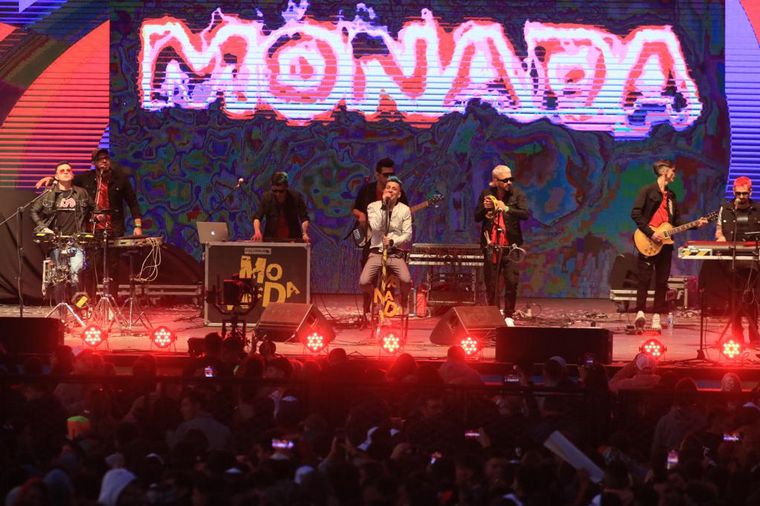 Monada le puso picante a la primera noche del Festival Bum Bum.