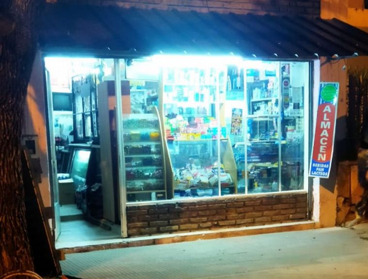 Dos hombres a bordo de una motocicleta balearon el frente de una almacen en VGG.