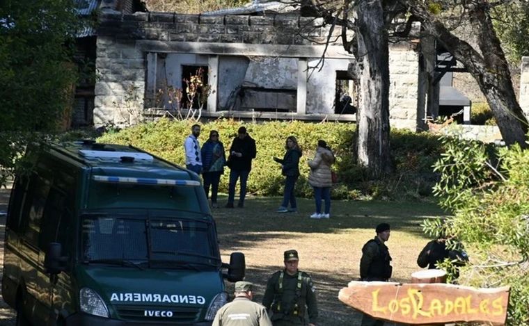 Peritajes en la casilla incendiada en Villa Mascardi (Foto: Diario de Río Negro)