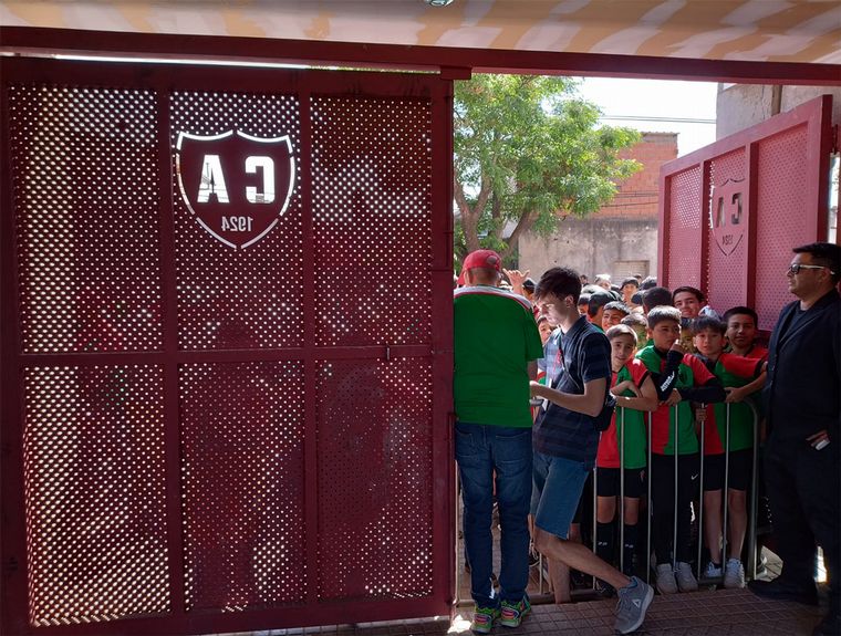 C. Aguirre cumple su sueño: las postales de la fiesta en Villa Gobernador Gálvez.