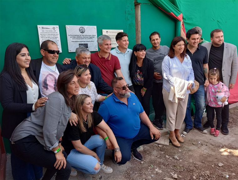 C. Aguirre cumple su sueño: las postales de la fiesta en Villa Gobernador Gálvez.