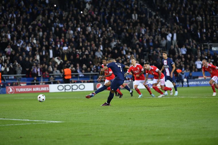 FOTO: Mbappé marcó un gol de penal y se fue lesionado (Foto: @PSG_inside)
