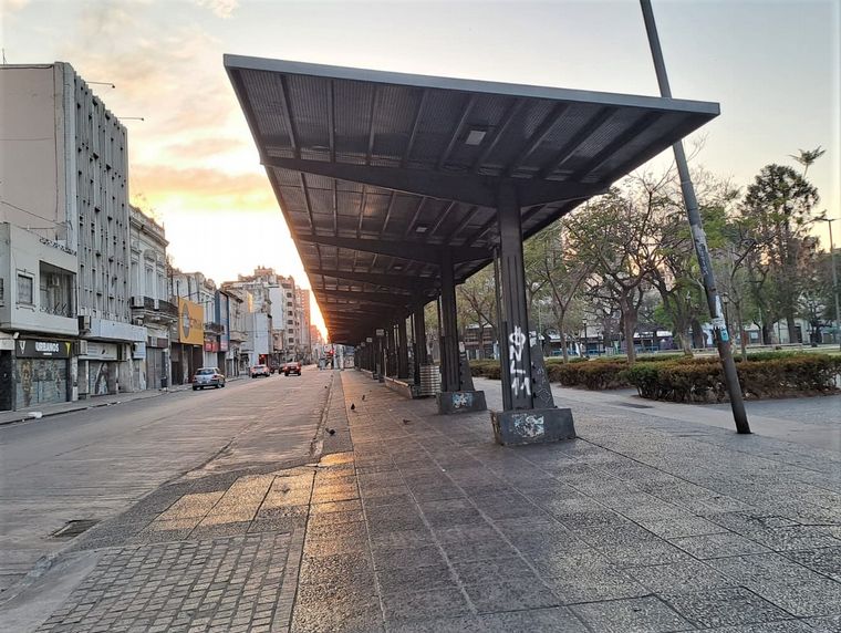 FOTO: Plaza Sarmiento comenzó el día sin pasajeros esperando el colectivo.