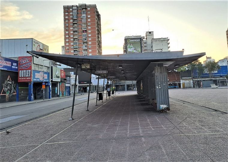 FOTO: Plaza Sarmiento comenzó el día sin pasajeros esperando el colectivo.