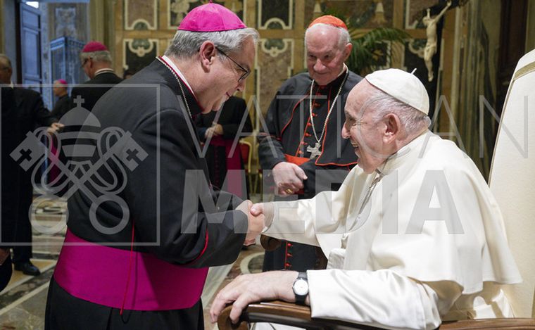 FOTO: Ángel Rossi recibe del Nuncio el palio arzobispal.
