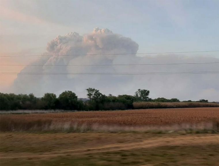 Altísimas columnas de humo en dirección a Buenos Aires, a la altura de Ramallo. 