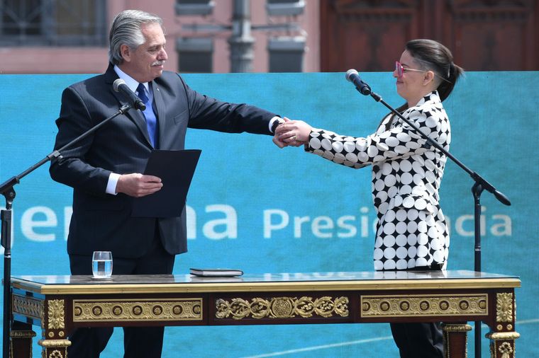 El Presidente tomó juramento a las nuevas ministras del gabinete.