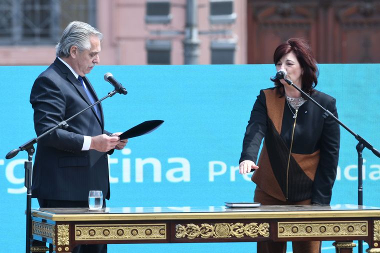 El Presidente tomó juramento a las nuevas ministras del gabinete.