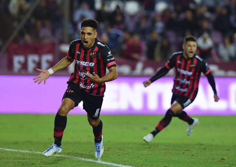 Jonás Acevedo celebra el gol del triunfo de Patronato.