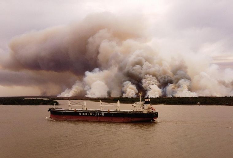 FOTO: Arden las islas frente a Ramallo (Foto: gentileza Sebastián Granata)