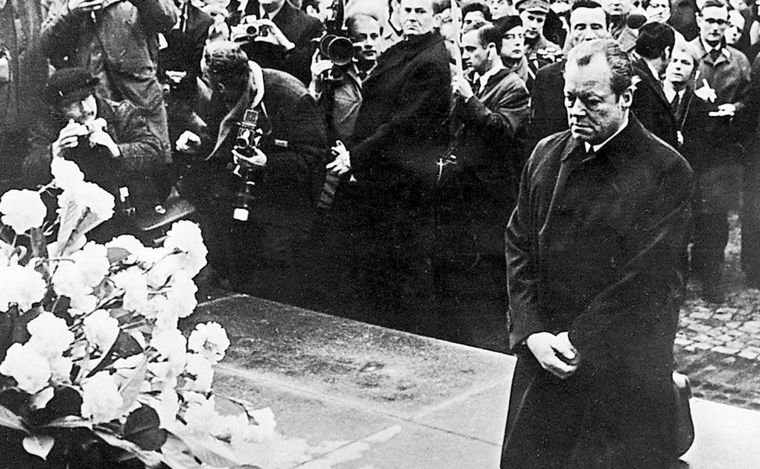 FOTO: En 1970, Brandt se arrodilló en el monumento a víctimas de la Segunda Guerra Mundial.