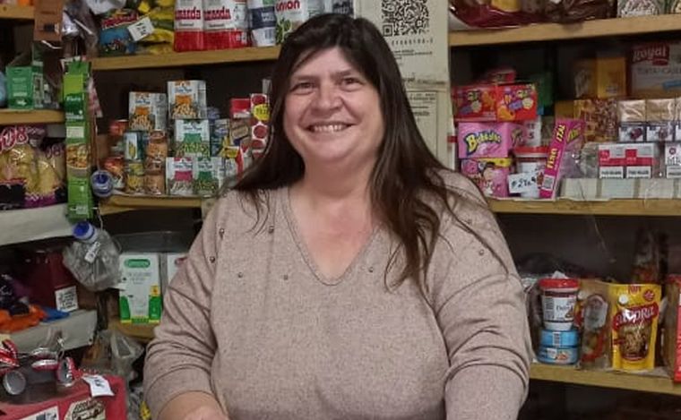 Lily Torres trabaja hace 40 años en el lugar de reunión de la localidad de Rojas.