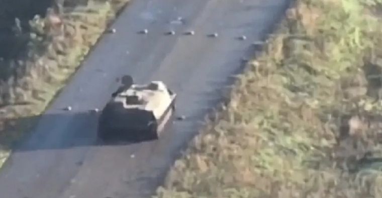 Explota un tanque ruso al pasar sobre una hilera de minas (Captura de video)