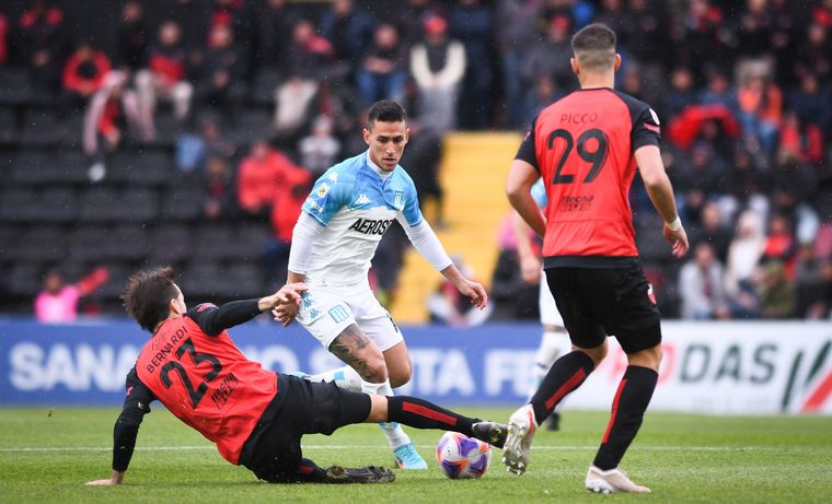 Colón y Racing, un duelo intenso en Santa Fe.