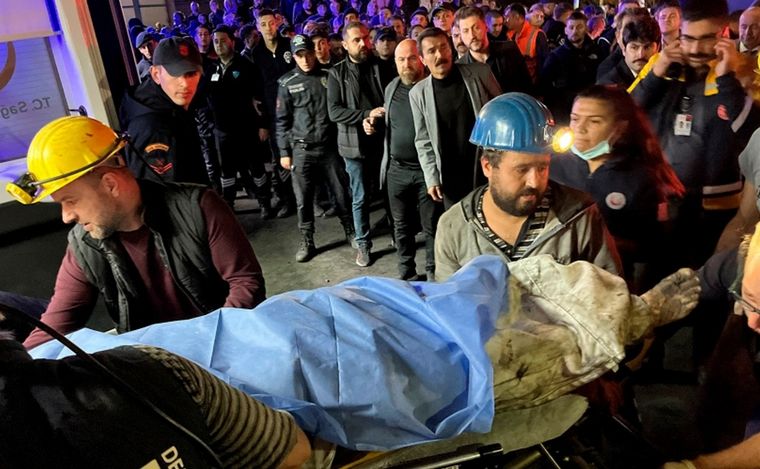 FOTO: Al menos 40 muertos por una explosión en una mina de carbón en Turquía.