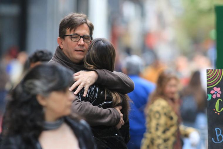 Un hombre abraza a su pareja 