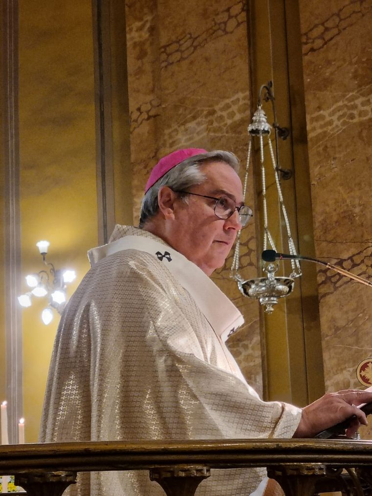 FOTO: Ángel Rossi recibió del nuncio apostólico el palio arzobispal.