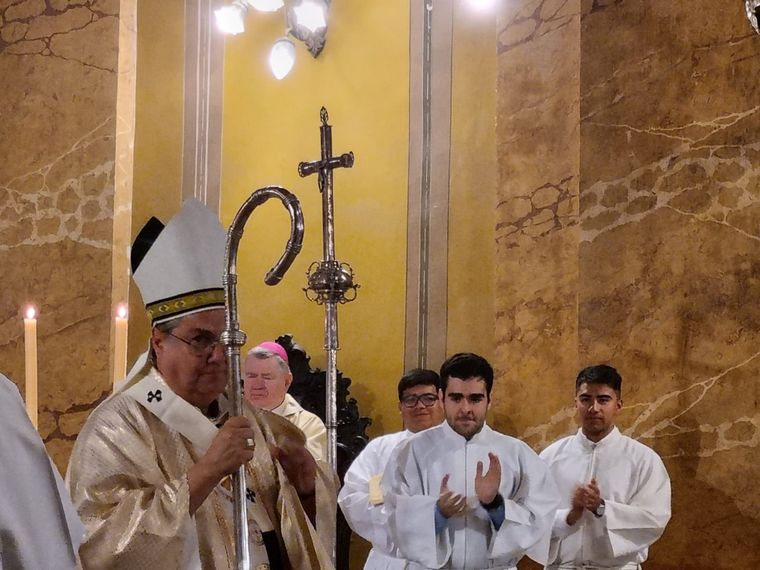 FOTO: Ángel Rossi recibió del nuncio apostólico el palio arzobispal.