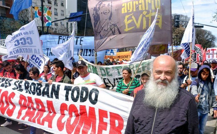 Los movimientos sociales presionan al Frente de Todos para paliar la crisis.