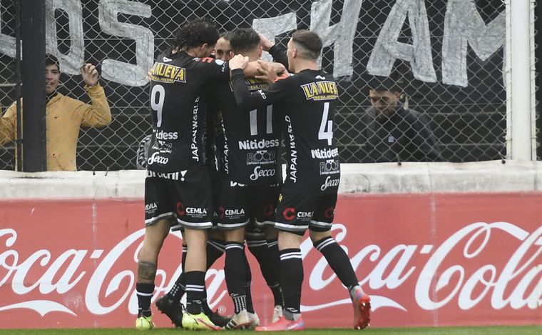 Estudiantes pasó de ronda en el reducido del Nacional al vencer a Chaco For Ever.