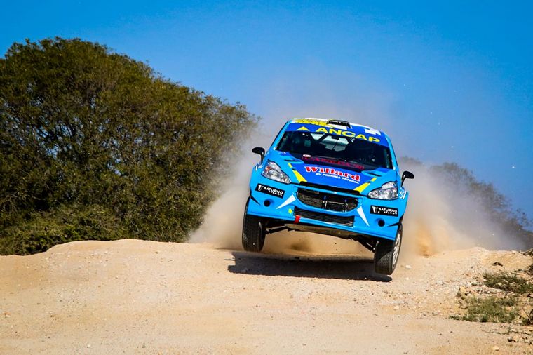El uruguayo Cánepa manda en Maxi Rally con su Peugeot 208.