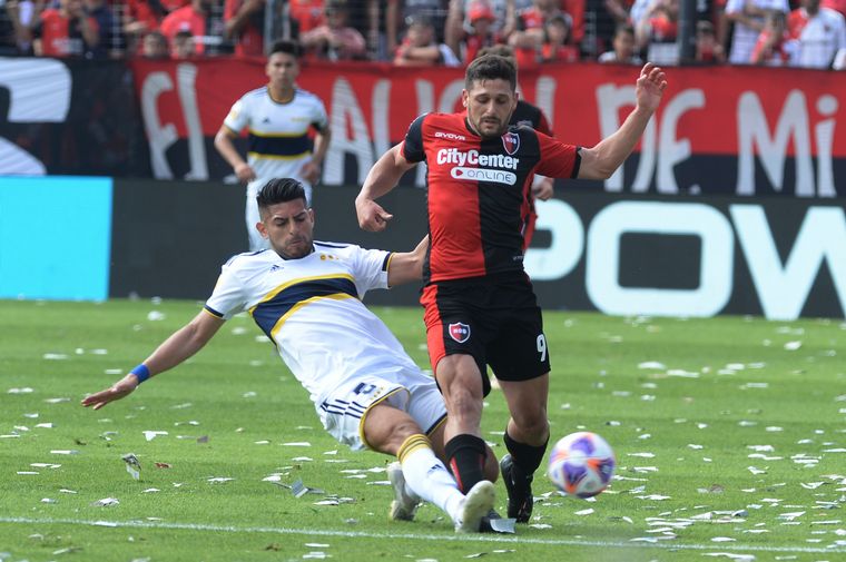 FOTO: Juan Manuel García disputa el balón con el peruano Carlos Zambrano.