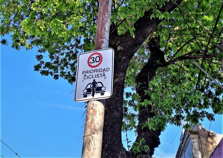 FOTO: La señalización alerta sobre los nuevos controles de tránsito que hay en Rosario.