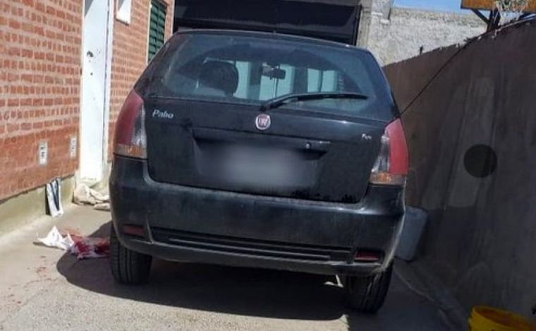 El auto que conducía la mujer.