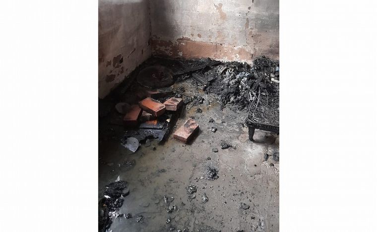 FOTO: Córdoba: una pareja discutió y terminó con la casa incendiada.