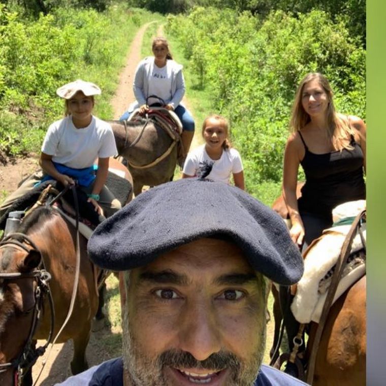 4 Reinas y un emprendedor. Michelli junto a su familia en el campo.