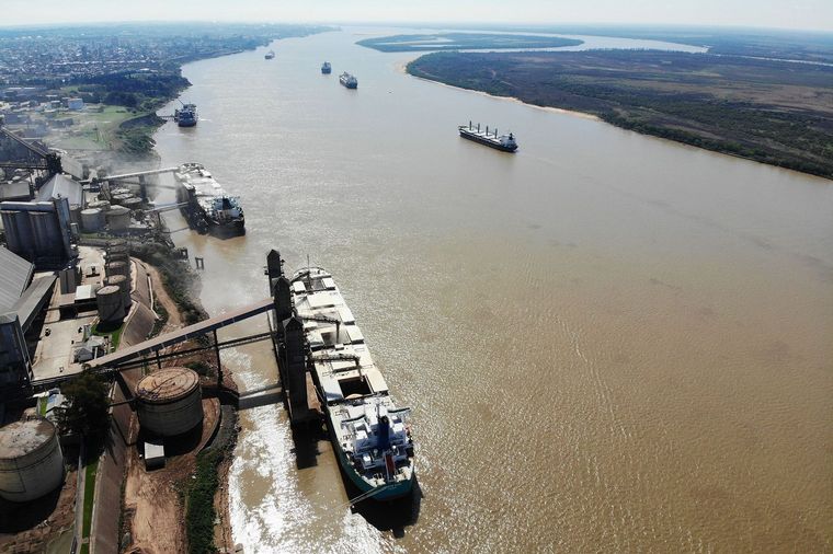 FOTO: Según la BCR, se recupera de a poco la altura ideal del río para la salida de buques