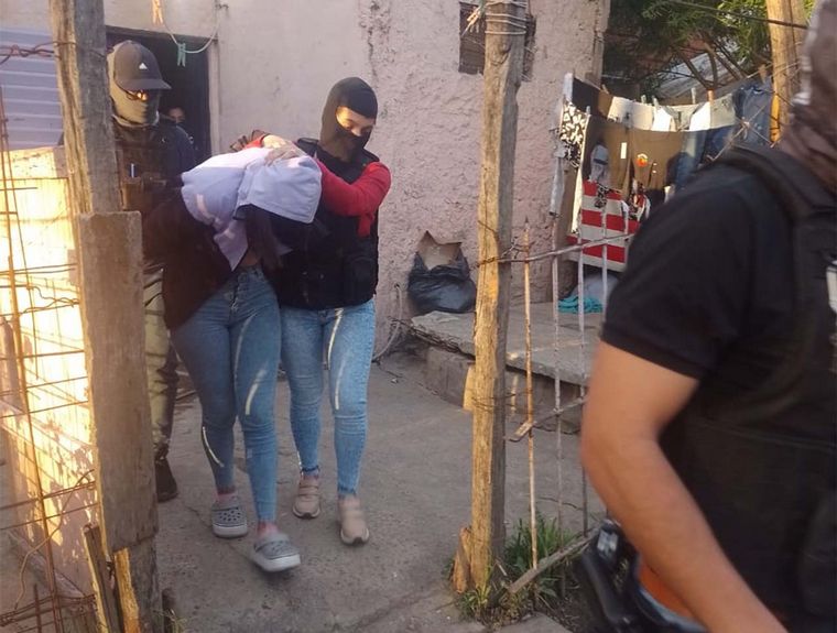 Detienen a una joven que repartió volantes con amenazas a fiscales de Rosario. 