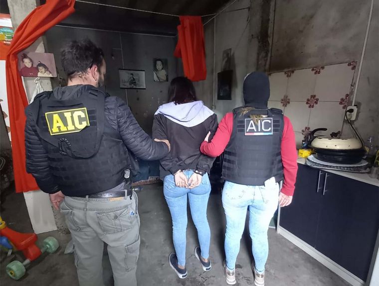 FOTO: Detienen a una joven que repartió volantes con amenazas a fiscales de Rosario. 
