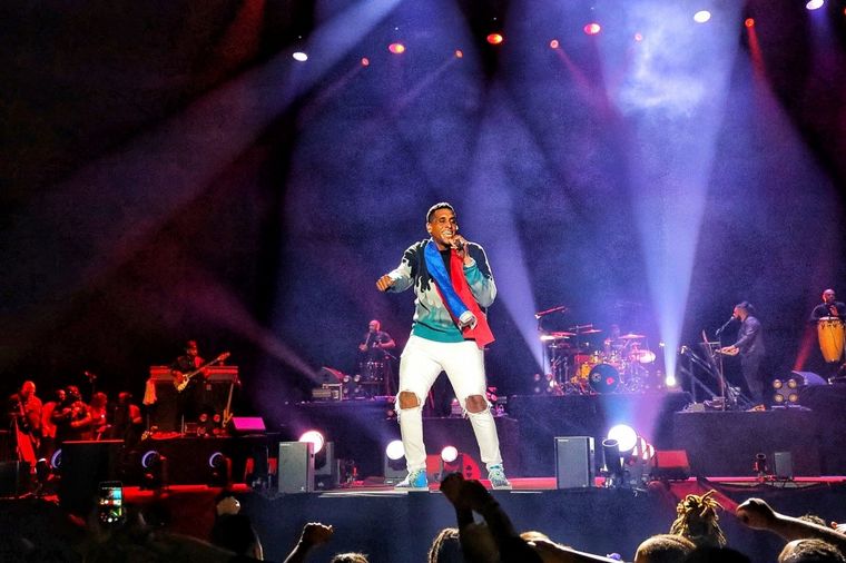 El artista caminaba por el escenario cuando se desplomó.