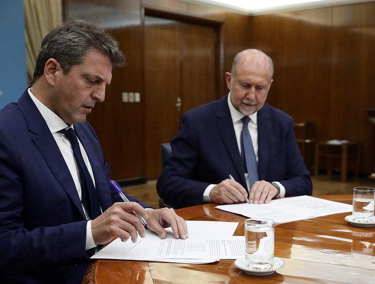 FOTO: Perotti y Massa firmaron la entrega de bonos para el pago de la deuda histórica. 