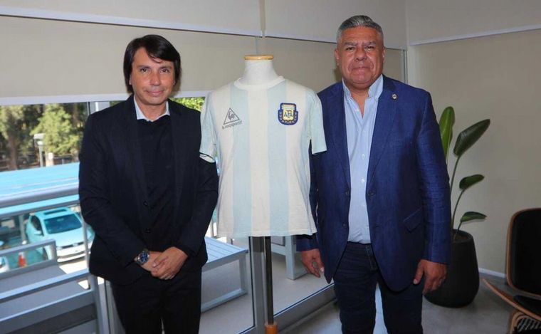 FOTO: Claudio Tapia y Marcelo Ordás junto con la camiseta recuperada. (FOTO: AFA)