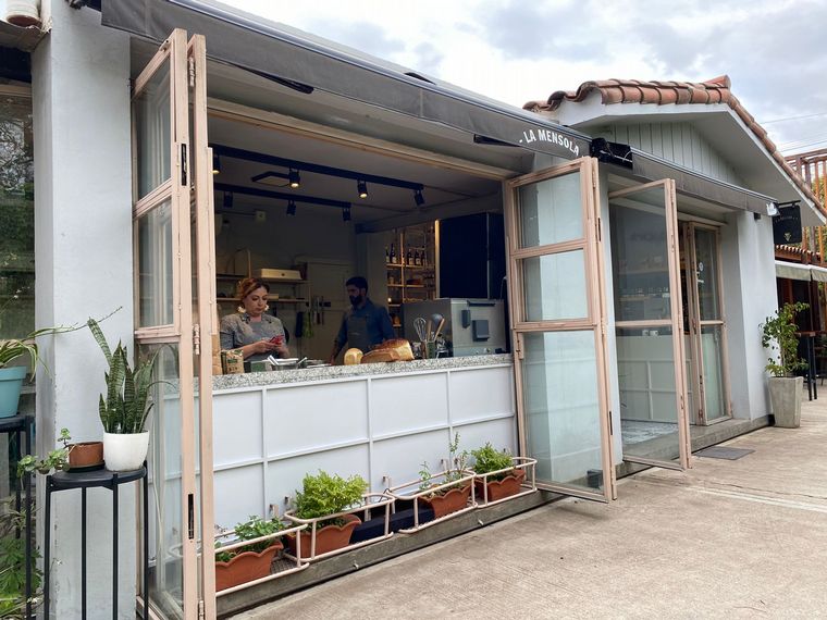 La Ménsola está ubicado en Ricchieri al 3347, en Barrio Jardín.