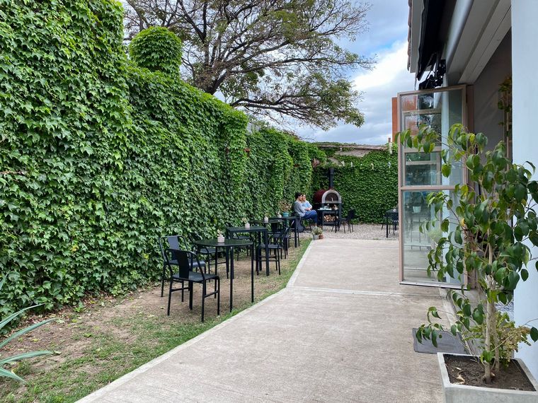 La Ménsola está ubicado en Ricchieri al 3347, en Barrio Jardín.