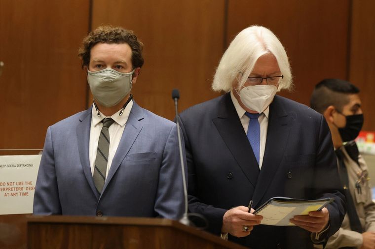 FOTO: Danny Masterson con su abogado , en tribunales.
